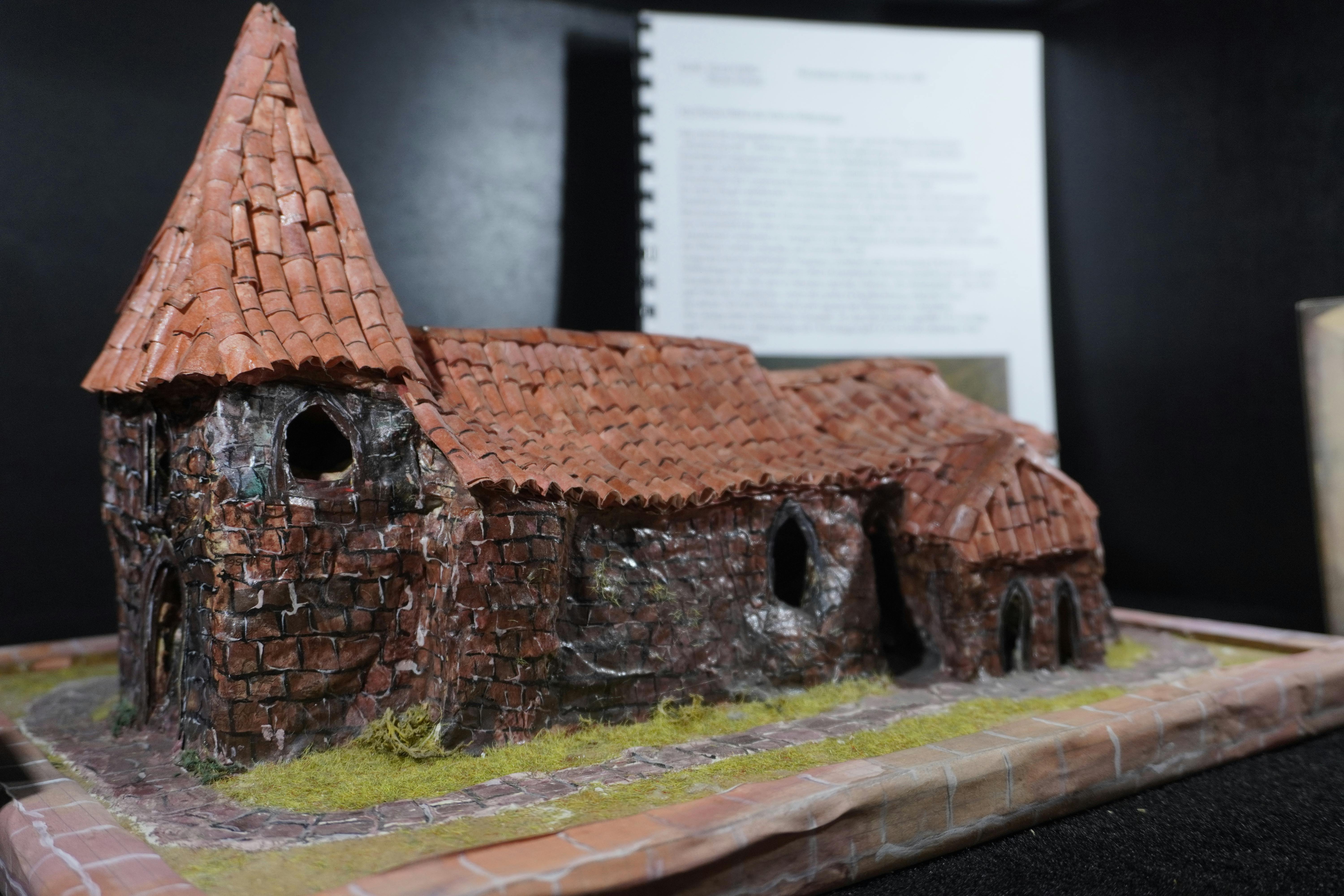 Modell einer Wallfahrtskirche in der neuen Sonderausstellung "Gut und Böse"; (c) Gemeinde Remchingen; Alina Di Sannio